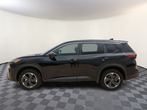 Used 2024 Nissan Rogue SV image 2