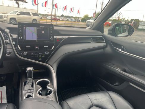 Used 2021 Toyota Camry XLE image 18