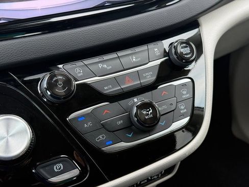 Certified 2024 Chrysler Pacifica Touring-L FWD image 19