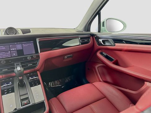 Certified 2026 Porsche Macan AWD/4WD image 26