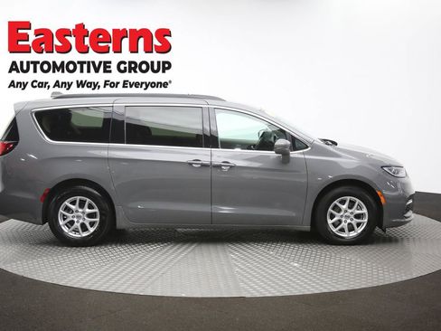 Used 2022 Chrysler Pacifica Touring-L image 46