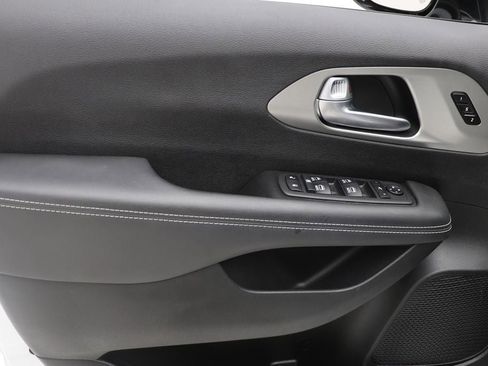 Used 2024 Chrysler Pacifica Limited w/ S Appearance Package image 15