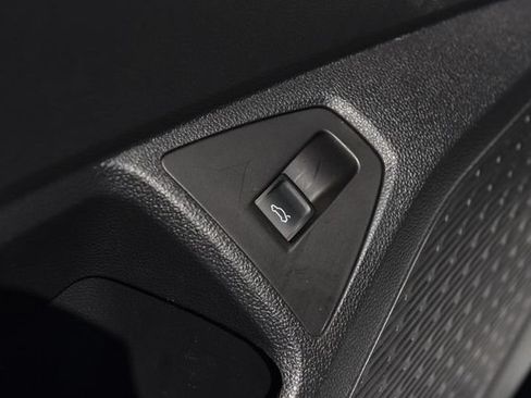 Used 2025 Volkswagen Jetta SE w/ Sunroof Package FWD image 9