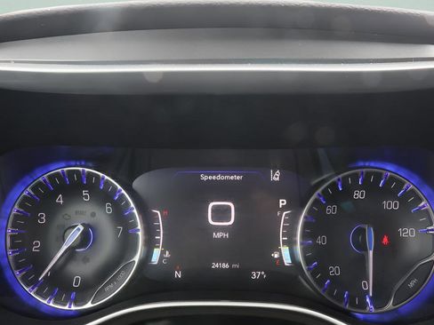 Used 2025 Chrysler Pacifica Select image 12