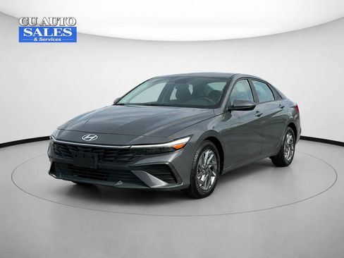 Used 2024 Hyundai Elantra SEL FWD image 3