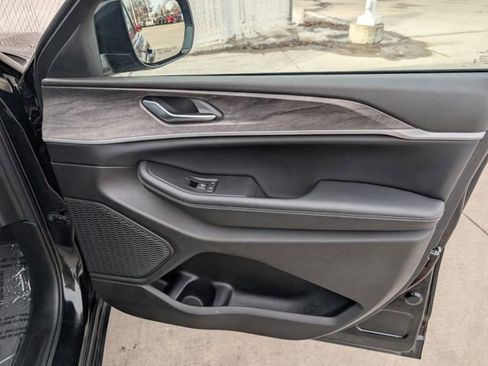 Used 2023 Jeep Grand Cherokee Limited w/ Luxury Tech Group II image 35