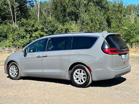 Used 2022 Chrysler Pacifica Touring-L FWD image 7