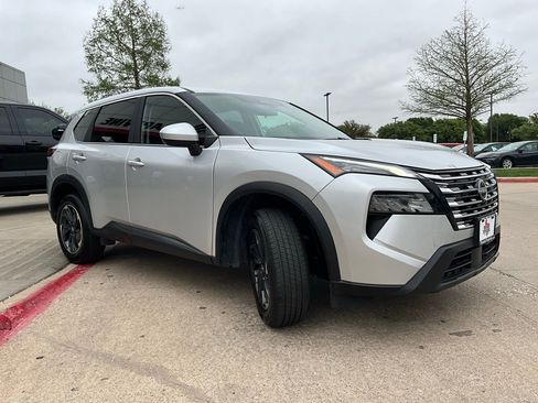 Used 2025 Nissan Rogue SV image 4