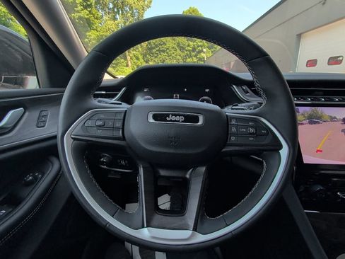 Used 2023 Jeep Grand Cherokee Limited AWD/4WD image 19