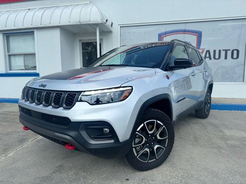 Used 2025 Jeep Compass Trailhawk w/ Trailhawk Elite Group AWD/4WD image 3