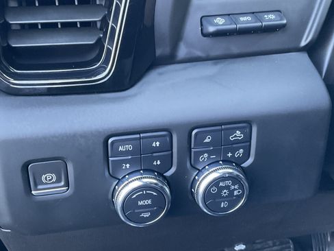 Used 2023 GMC Sierra 1500 AT4 w/ Technology Package AWD/4WD image 28