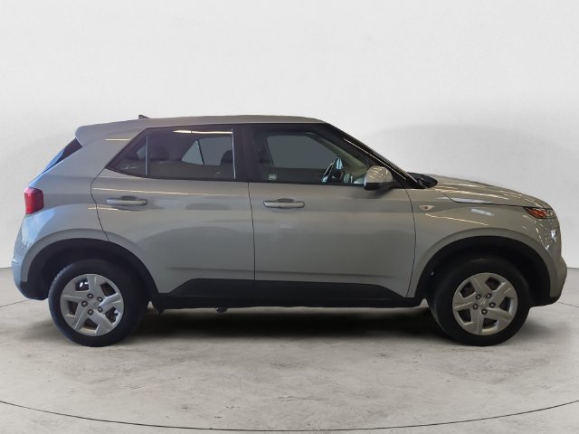 Used 2020 Hyundai Venue SE FWD image 4