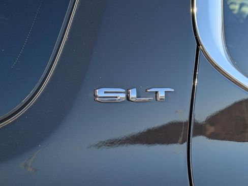 Used 2023 GMC Acadia SLT image 30