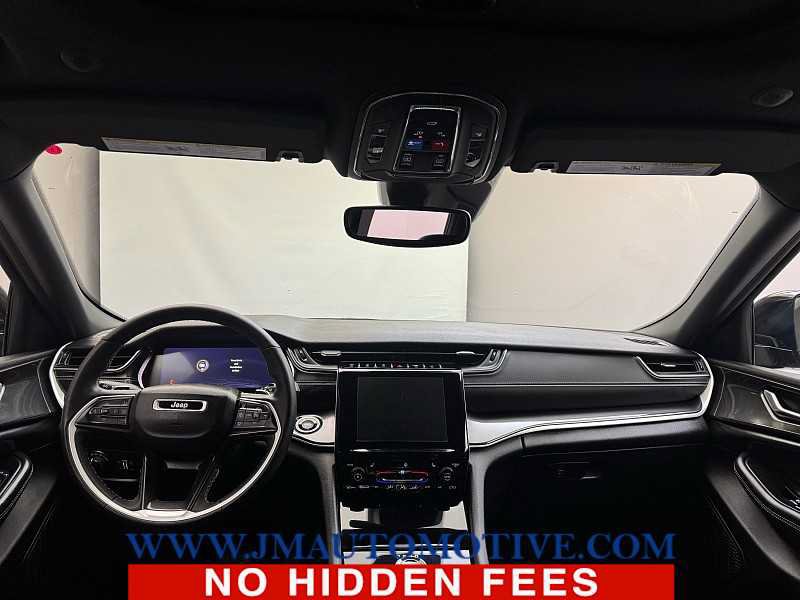Used 2023 Jeep Grand Cherokee Altitude AWD/4WD image 12