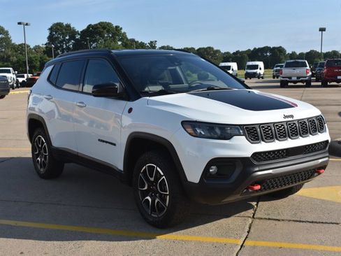 Used 2025 Jeep Compass Trailhawk AWD/4WD image 3