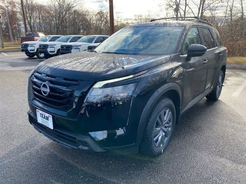 New 2025 Nissan Pathfinder SV image 3