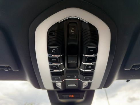 Used 2018 Porsche Macan Sport Edition AWD/4WD image 40