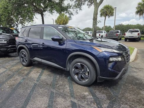 Used 2025 Nissan Rogue SV FWD image 2