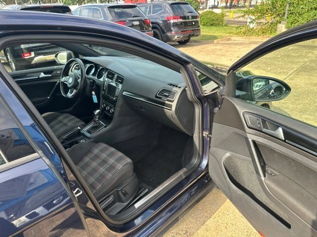 Used 2017 Volkswagen Golf 4-Door FWD image 10