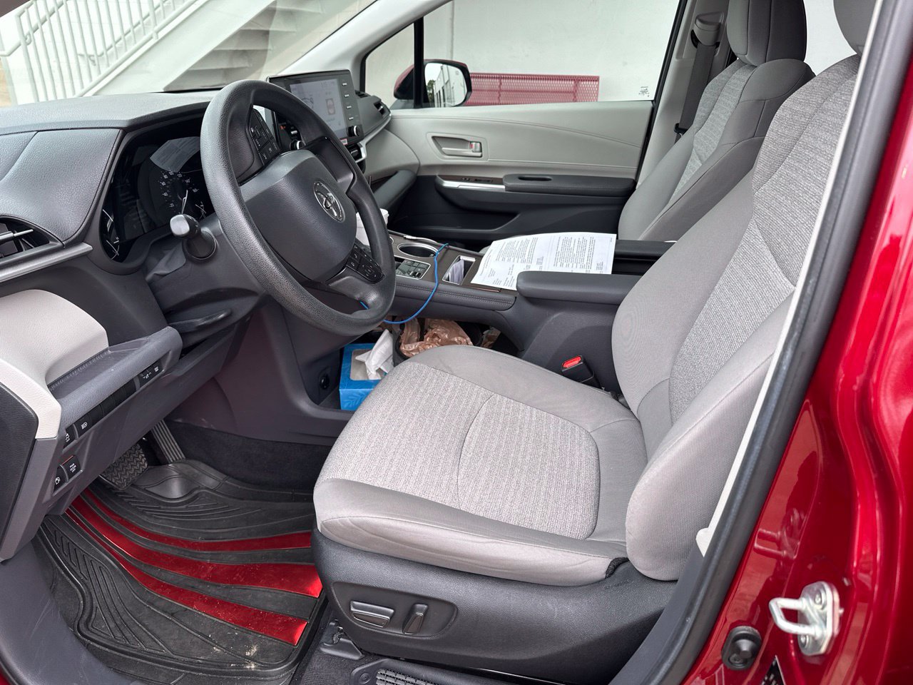 Used 2024 Toyota Sienna LE w/ LE Plus Package FWD image 4