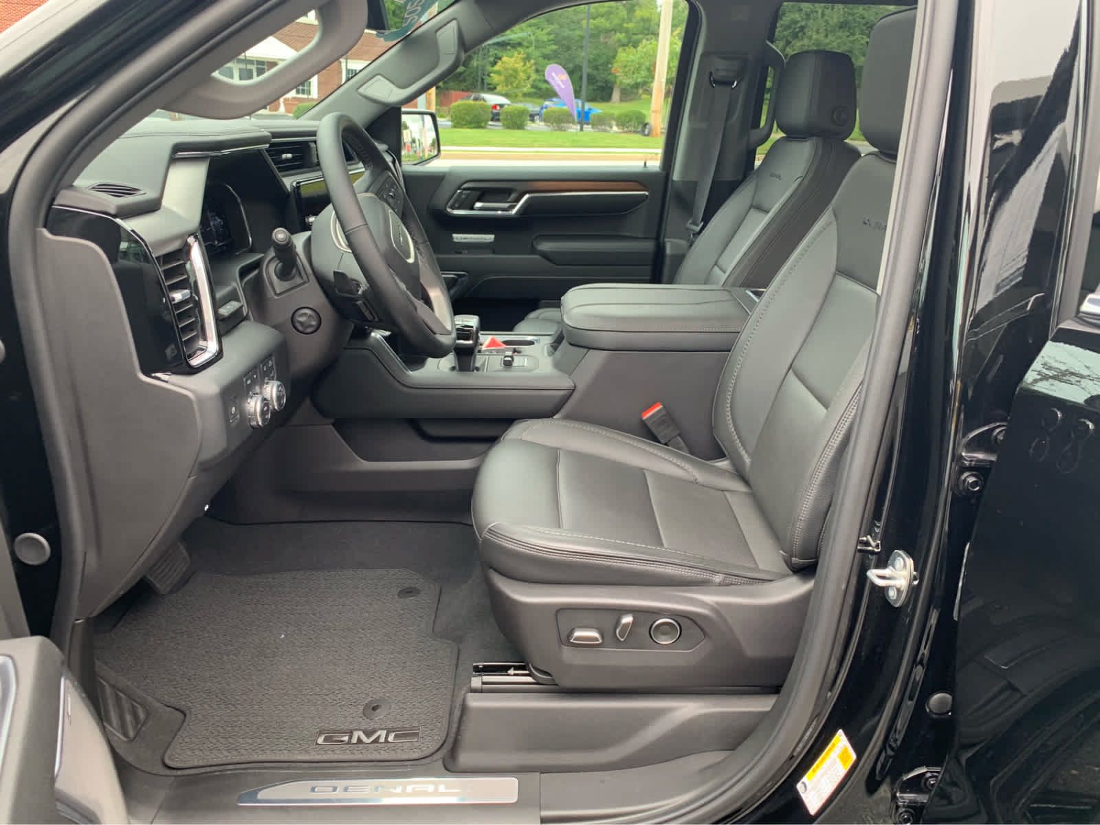 Used 2024 GMC Sierra 1500 Denali w/ Denali Reserve Package AWD/4WD image 11
