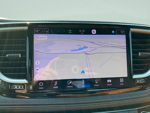 Used 2024 Chrysler Pacifica Pinnacle FWD image 17