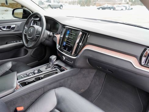 Used 2021 Volvo S60 T5 Momentum image 15