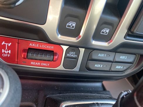 Used 2025 Jeep Wrangler Willys image 7