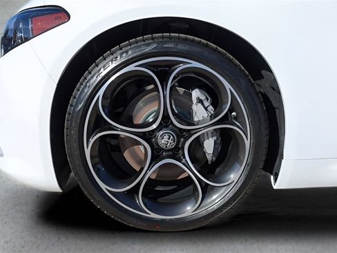 New 2025 Alfa Romeo Giulia Base image 24