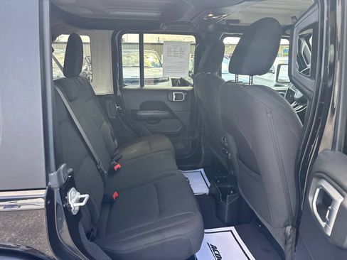 Used 2020 Jeep Wrangler Unlimited Sahara AWD/4WD image 37