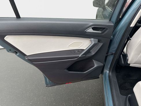 Used 2020 Volkswagen Tiguan SE image 11