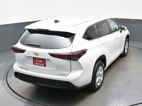 Used 2024 Toyota Highlander LE AWD/4WD image 38