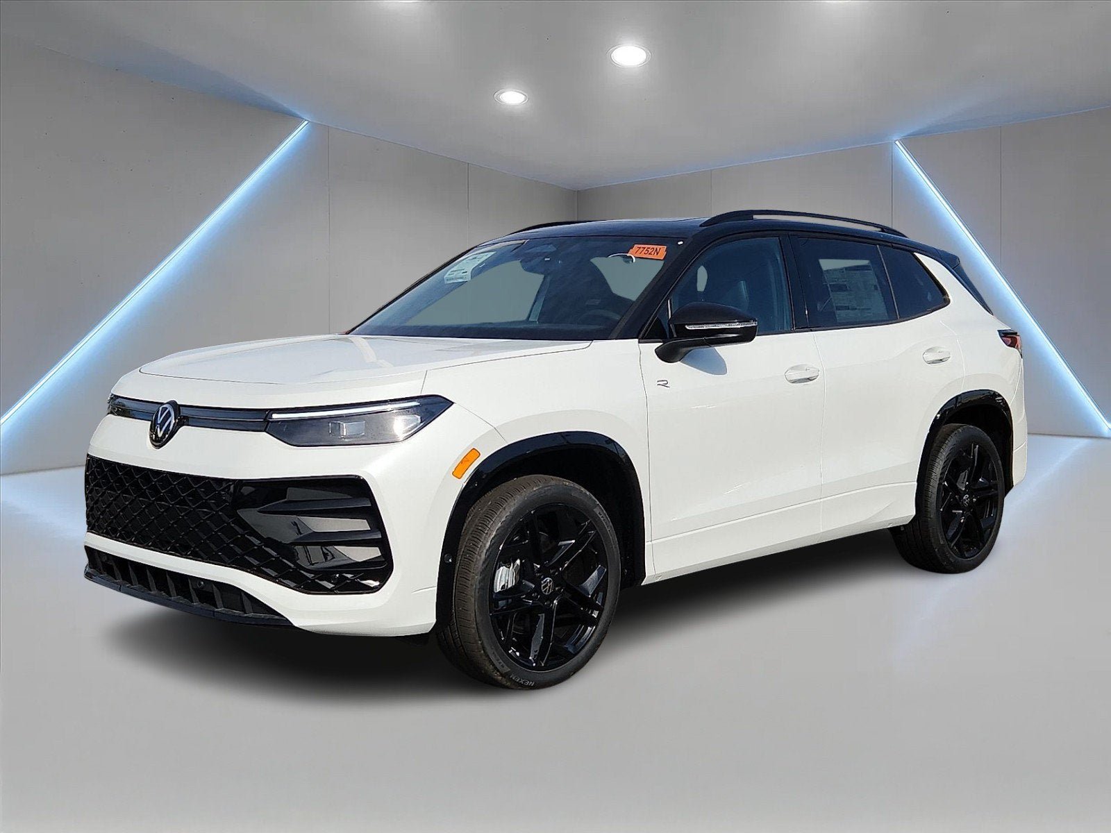 New 2026 Volkswagen Tiguan SE R-Line AWD/4WD image 1