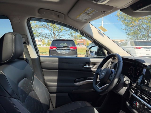 Used 2025 Nissan Pathfinder Platinum AWD/4WD image 39