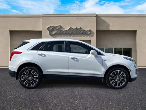 Used 2017 Cadillac XT5 Premium Luxury FWD image 2