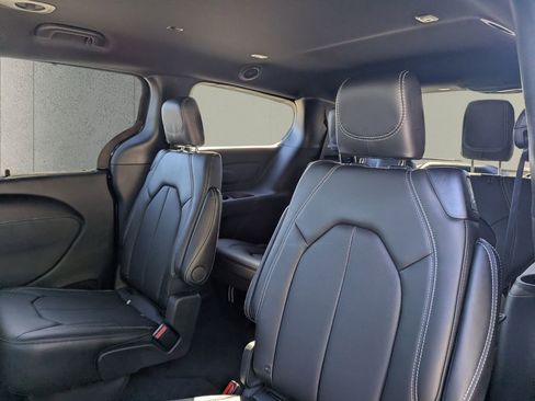 New 2026 Chrysler Pacifica Select image 8