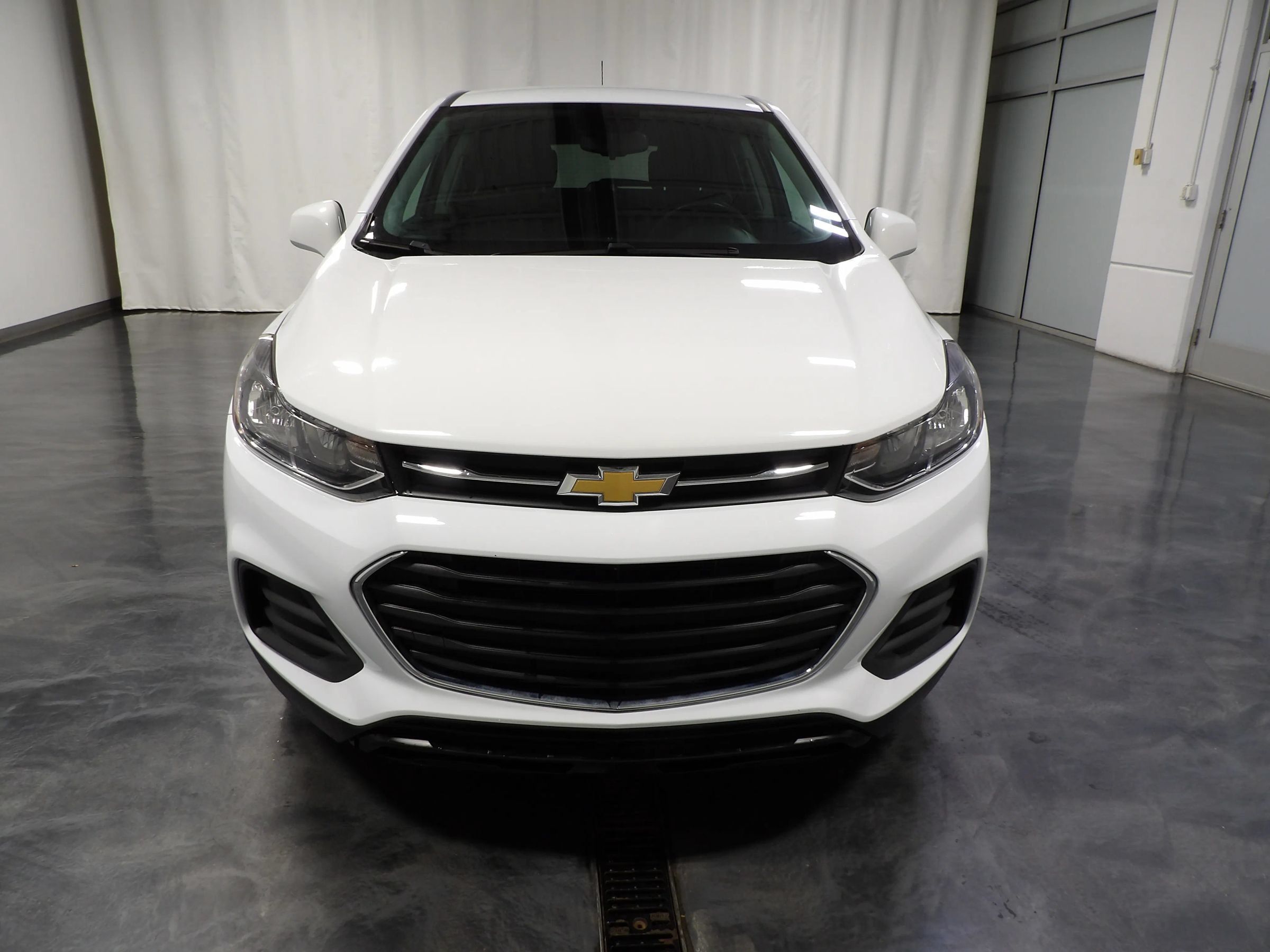 Used 2022 Chevrolet Trax LS w/ Tint and Cruise Package AWD/4WD image 2