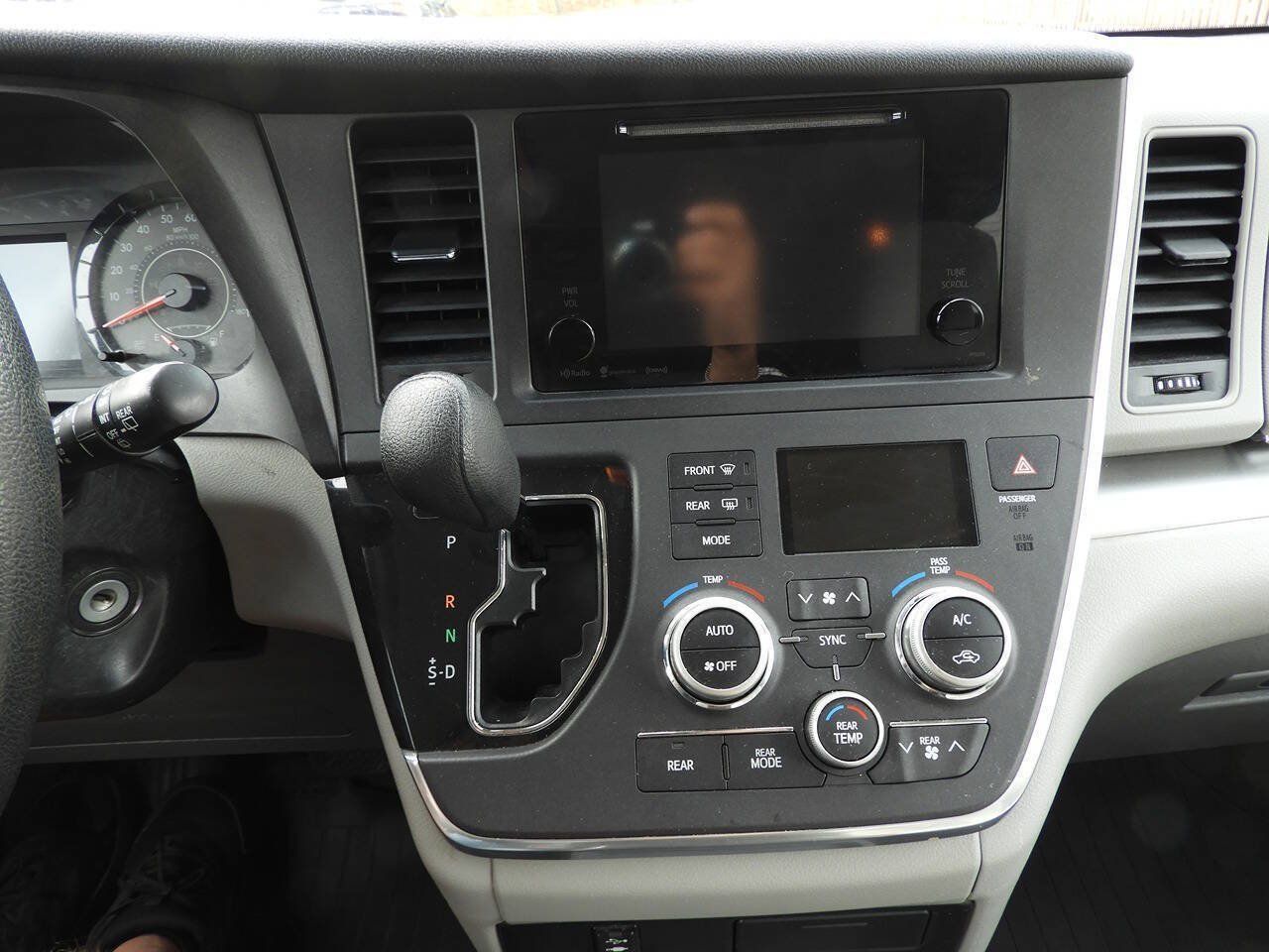 Used 2017 Toyota Sienna LE FWD image 40