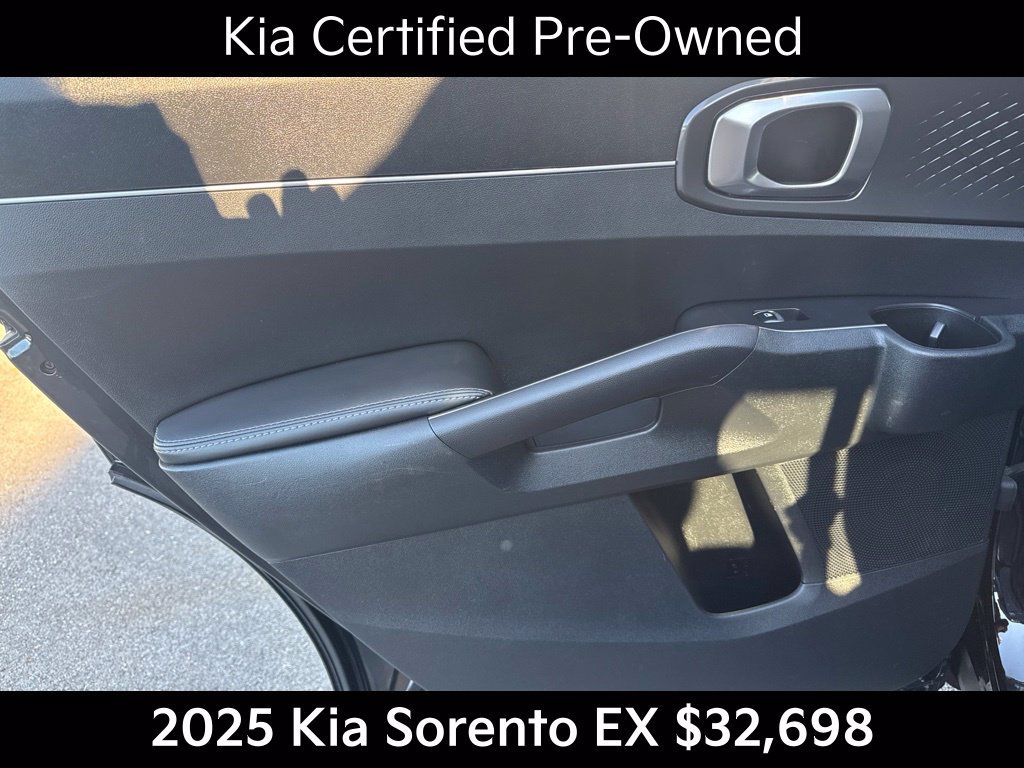 Certified 2025 Kia Sorento EX w/ Panoramic Sunroof Package AWD/4WD image 16