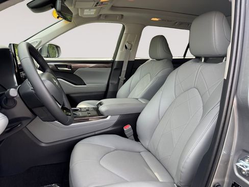Used 2026 Toyota Highlander Platinum AWD/4WD image 9