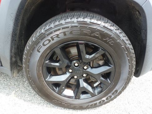 Used 2014 Jeep Cherokee Trailhawk w/ Comfort/Convenience Group AWD/4WD image 14