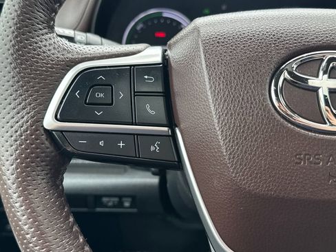 Used 2023 Toyota Sienna Platinum AWD/4WD image 32