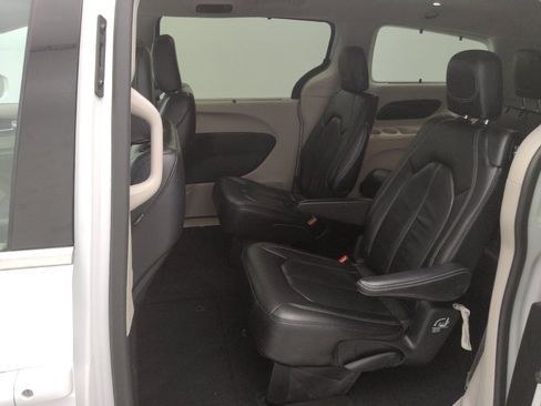 Used 2022 Chrysler Pacifica Touring-L image 18