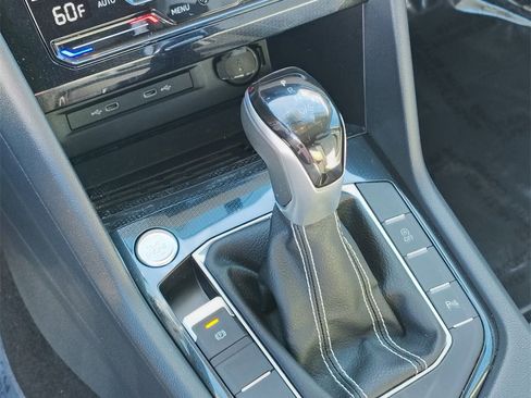 Certified 2025 Volkswagen Taos SE image 25