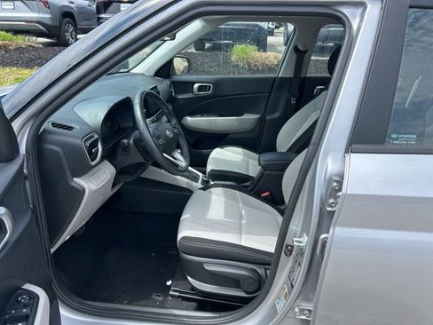 Used 2025 Hyundai Venue SEL FWD image 7