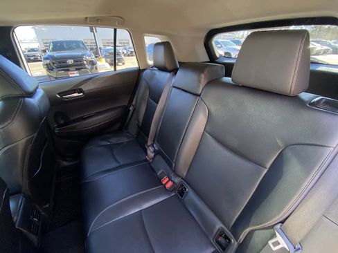 Used 2023 Toyota Corolla Cross XLE w/ Convenience Package image 31