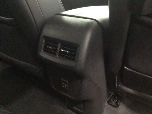 Used 2024 GMC Terrain SLT image 33