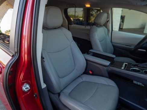 Used 2023 Toyota Sienna Limited FWD image 33