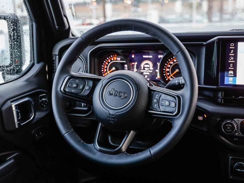 Used 2025 Jeep Gladiator Mojave AWD/4WD image 18