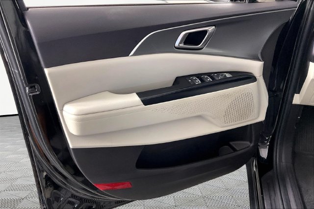 Used 2022 Kia Carnival LX FWD image 18
